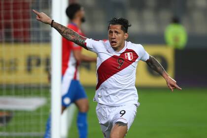 Gianluca Lapadula festeja la apertura del marcador para Perú frente a Paraguay; el equipo de Gareca llega a otro repechaje