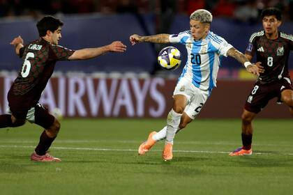 Gianluca Prestianni desplegó su talento y desequilibrio frente a México; con Colombia deberá revalidar la tarea y sumar protagonismo ante la ausencia de su excompañero en Vélez, Maher Carrizo