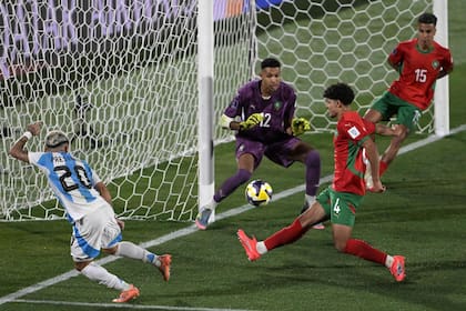 Gianluca Prestianni le pegó con poco ángulo, pero Gomis la tapó con una pierna