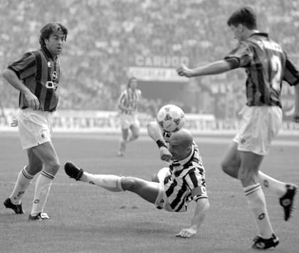 Gianluca Vialli en un duelo Juventus-Milan, el gran clásico del fútbol de Italia de la década del '90