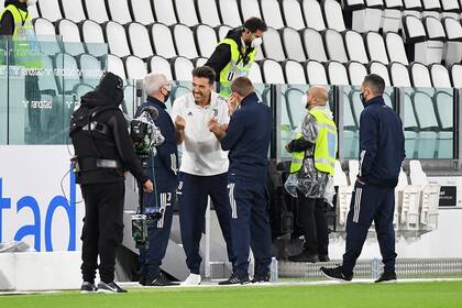Gianluigi Buffon conversa con auxiliares de Juventus, minutos antes del horario en el que debía empezar el partido ante Napoli