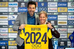 Inoxidable: Gianluigi Buffon, a los 44 años, extendió su contrato y seguirá atajando en Parma