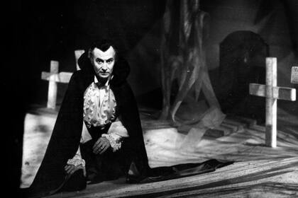 Drácula fue uno de sus grandes éxitos tanto en el teatro como en la pantalla chica, donde revistió a la popular criatura de su característico humor