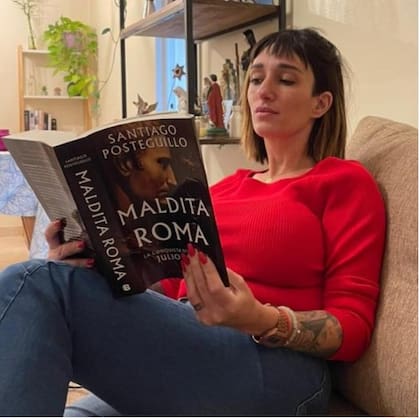 Gianni cambio su foto de whattsapp tras el traspaso: pasó de Perón al novelista Santiago Posteguillo