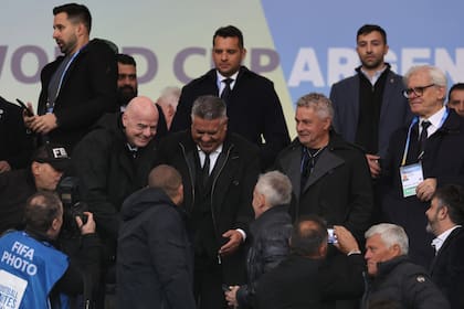 Gianni Infantino, Claudio "Chiqui" Tapia y Roberto Baggio en el duelo entre Uruguay e Italia.