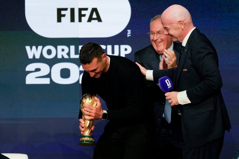 Gianni Infantino le dio la copa a Lionel Scaloni en el evento de este sábado en Washington.
