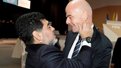 Diego Maradona colabora con la FIFA