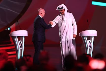 Gianni Infantino, presidente de la FIFA, con el emir Tamim bin Hamad Al Thani