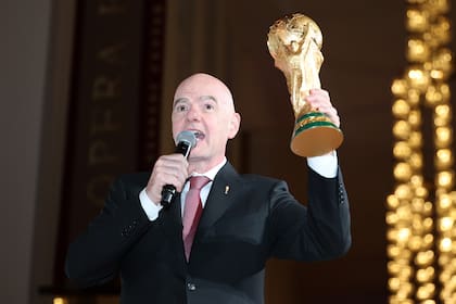 Gianni Infantino, presidente de la FIFA, con la Copa del Mundo
