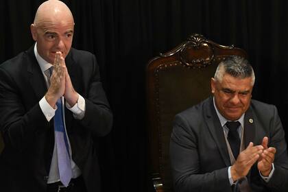 Gianni Infantino, presidente de la FIFA, junto a Claudio Tapia, titular de la AFA; el poderoso fútbol logró excepciones para los jugadores, con tal de que se reanude la acción.
