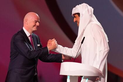Gianni Infantino, presidente de la FIFA, y el Emir de Qatar, Al Thani