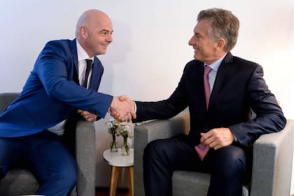 Infantino saluda a Mauricio Macri, que le permitió ser el primer presidente de FIFA presente en una cumbre del G-20 y luego fue ubicado a la cabeza de Fundación FIFA.