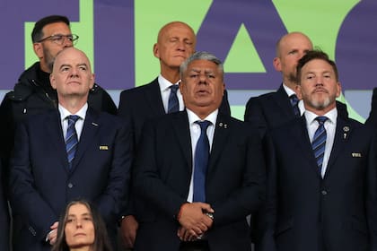 Gianni Infantino y Alejandro Dominguez flanquean al presidente de la AFA, que se mueve con inteligencia en el plano internacional