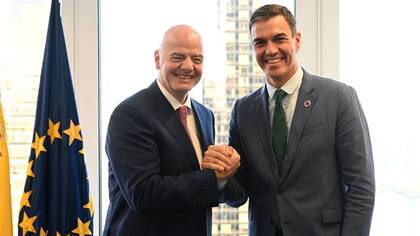 Gianni Infantino y Pedro Sánchez, presidente español. Será España, justamente, la cabeza del Mundial 2030.