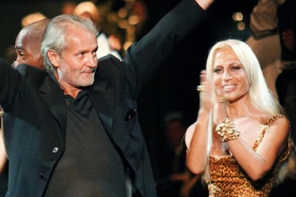 Gianni junto a su hermana Donatella Versace.