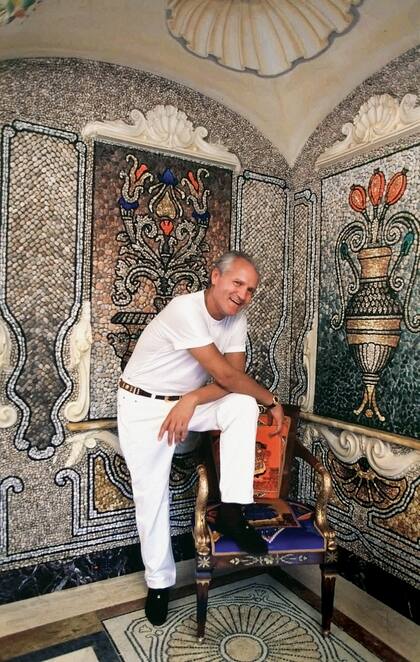 Gianni Versace compró en 1992 la casa de estilo renacentista y la convirtió en un templo de medusas, grecas y filetes dorados