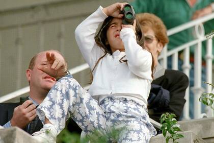 Giannina Maradona, en Palermo, siguiendo a uno de los caballos de su padre, junto al entrenador Jorge Mayanksy Neer