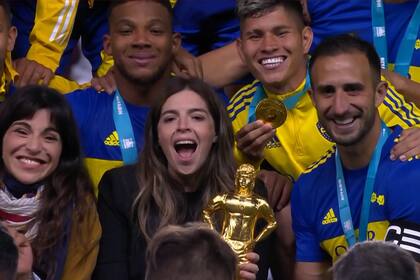 Giannina y Dalma Maradona festejan la obtencion de la Maradona Cup junto al plantel de Boca.
