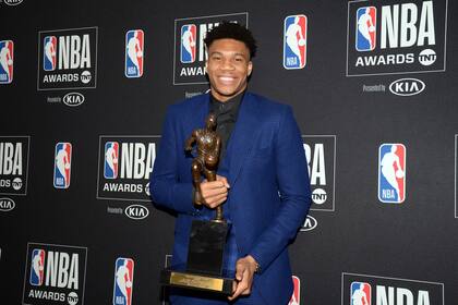 Giannis Antetokounmpo con el premio MVP en 2020