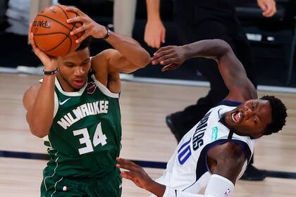 Giannis Antetokounmpo, la estrella joven de Milwaukee, en una acción del partido de anoche