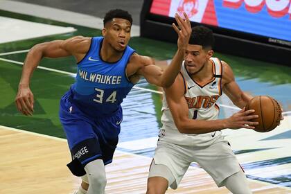 Giannis Antetokounmpo, campeón por Milwaukee Bucks y jugador más valioso de la última final de NBA, y Devin Booker, de Phoenix Suns, dos figuras en el amistoso de pretemporada de esta noche.