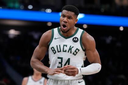 Giannis Antetokounmpo, superestrella de la liga estadounidense, jugará por Milwaukee Bucks frente a Atlanta Hawks, por la Copa NBA.