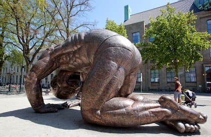 Giant man, del artista chino Yue Minjun, en el parque Lange Voorhout.