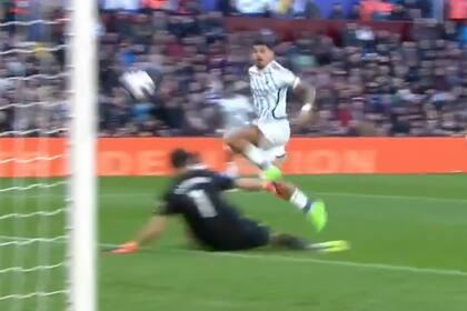 Gibbs-White define por encima de Dibu Martínez, para el descuento de Nottingham Forest frente a Aston Villa