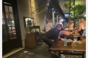 Echaron a los golpes de un restaurante a un vendedor ambulante de pañuelos