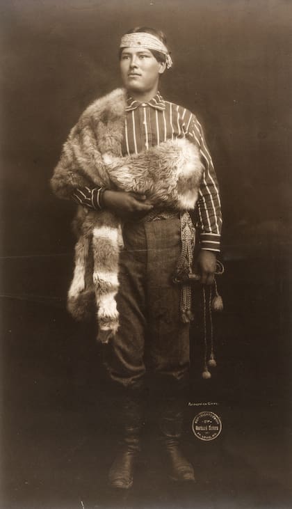 "Gigante patagónico" fotografiado durante la feria de 1904.