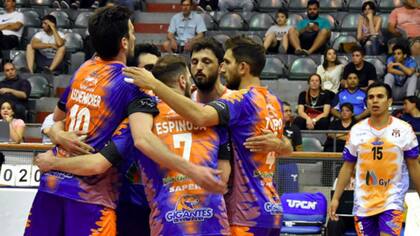 Gigantes festejó a Bolívar