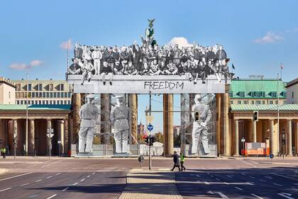 Gigantes, La Puerta de Brandeburgo (2018), es parte de una serie de monumentales instalaciones fotográficas sobre andamios creadas in situ