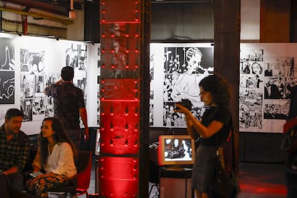 Gigantografías y pantallas con obras de reconocidos historietistas nacionales y extranjeros en los subsuelos de la Casa de la Cultura