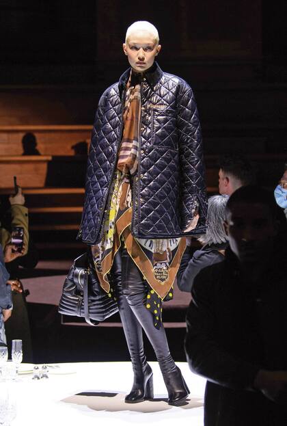Gigi cambió su rubia melena por un tono platinado, como mostró en el desfile de Burberry. Sobre la pasarela –que compartió con su hermana– parecía un radical corte de pelo casi a cero.