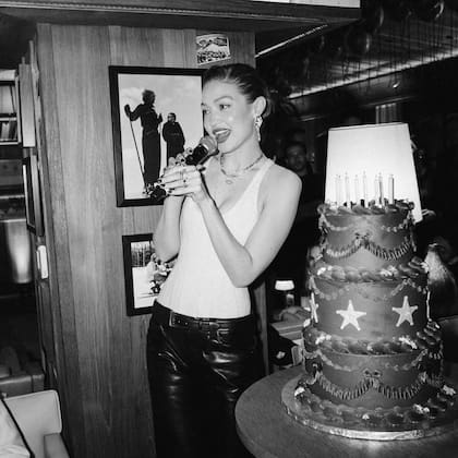 Gigi Hadid celebró su cumpleaños rodeada de amigos y compartió las fotos del festejo en su cuenta de Instagram