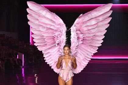 Gigi Hadid fue la encargada de abrir el desfile. La modelo impactó con un baby doll rosa y unas enormes alas a tono. Para animar su pasada, tomó prestado de su amiga Taylor Swift su estilo. Fue la propia Hadid quien reconoció que la cantante le dio algunos consejos y, a cambio, ella le prometió hacer algún gesto suyo en el show