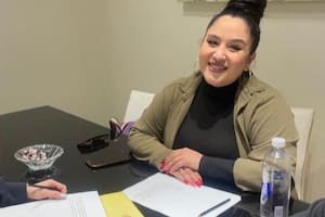Gigi Lepío al momento de firmar el contrato para cumplir uno de sus mayores sueños (Foto: Instagram/@giselalepio)