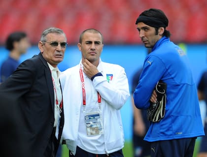 Gigi Riva y una charla con otras leyendas de la Azzurra: Fabio Cannavaro y Gianluigi Buffon, durante una práctica de la selección en Zurich, en 2008