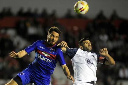 Gigiotti lucha por la pelota con Canuto.