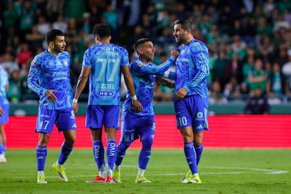 Gignac debió ser separado por el capitán Fernando Gorriarán para que la situación no escalara