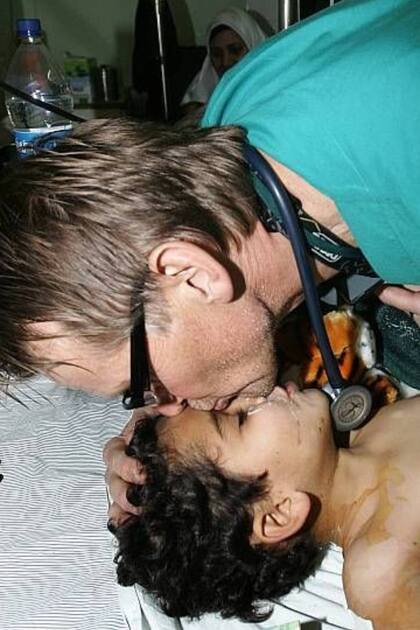 Gilbert atendiendo a un niño en el hospital Al Shifa en Gaza en 2009