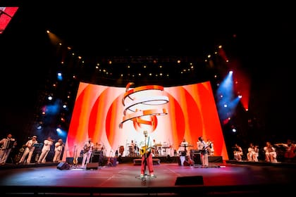 Gilberto Gil, acompañado por una gran orquesta