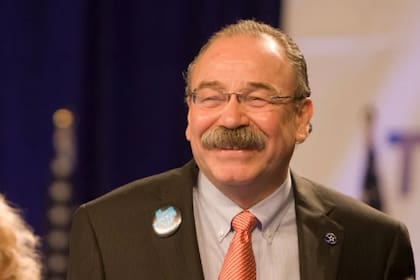 Gilberto Hinojosa, el padre de Gina, fue juez y presidente del Partido Demócrata en Texas