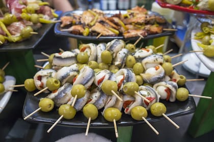Gilda, uno de los pintxos más famosos, con aceituna verde y una anchoa