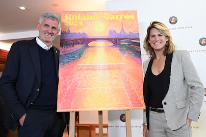 Gilles Moretton, presidente de la federación francesa de tenis, y Amelie Mauresmo, directora de Roland Garros, posando con el póster oficial del Grand Slam parisino 2024