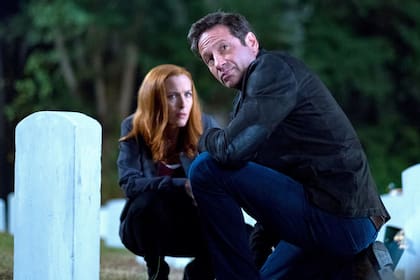 Gillian Anderson como Dana Scully y David Duchovny como Fox Mulder