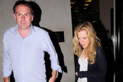 Gillian Anderson junto al empresario británico Mark Griffiths, con quien se casó y tuvo a sus hijos más pequeños