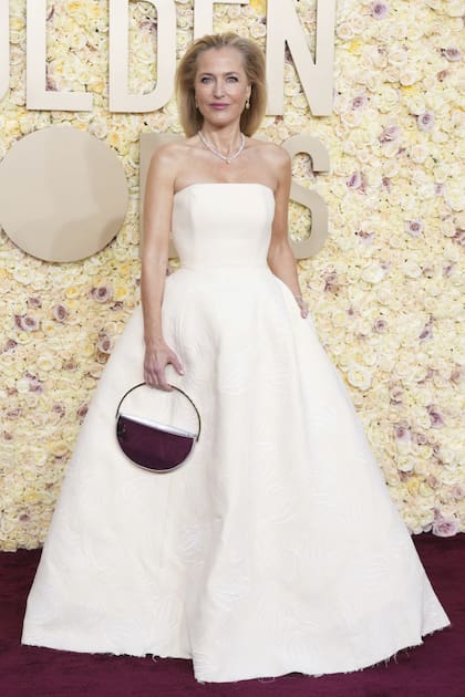 Gillian Anderson llegó a la alfombra roja y causó impacto con un elegante vestido blanco palabra de honor