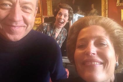Peter Morgan, el creador de The Crown y ex pareja de la actriz, Olivia Colman y Gillian Anderson, durante una escena de rodaje