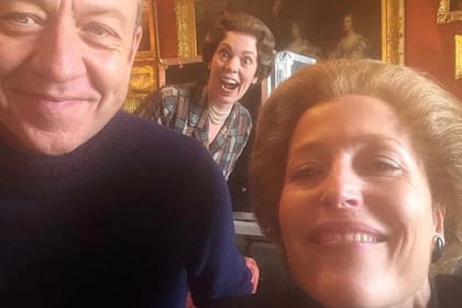 Gillian Anderson y Peter Morgan junto a la actriz Olivia Colman, en una escena de rodaje de The Crown